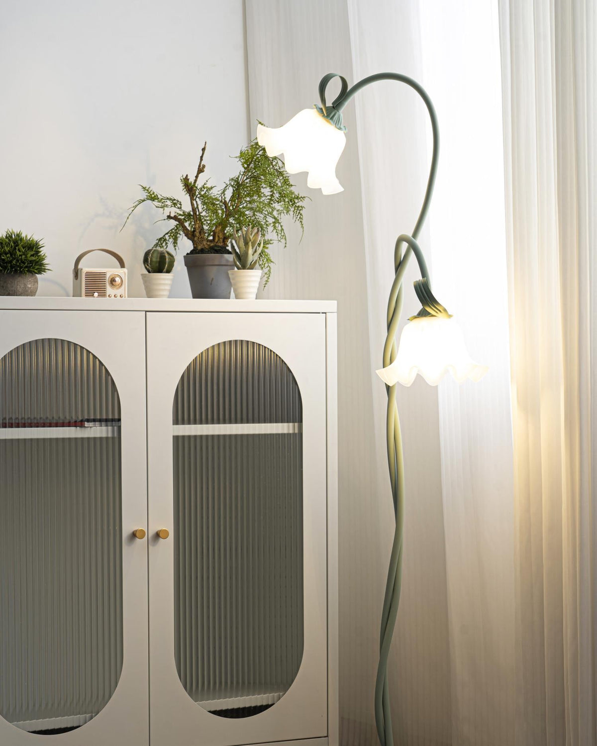 Calla lily floor lamp, green stem white shades - box contents, warm light