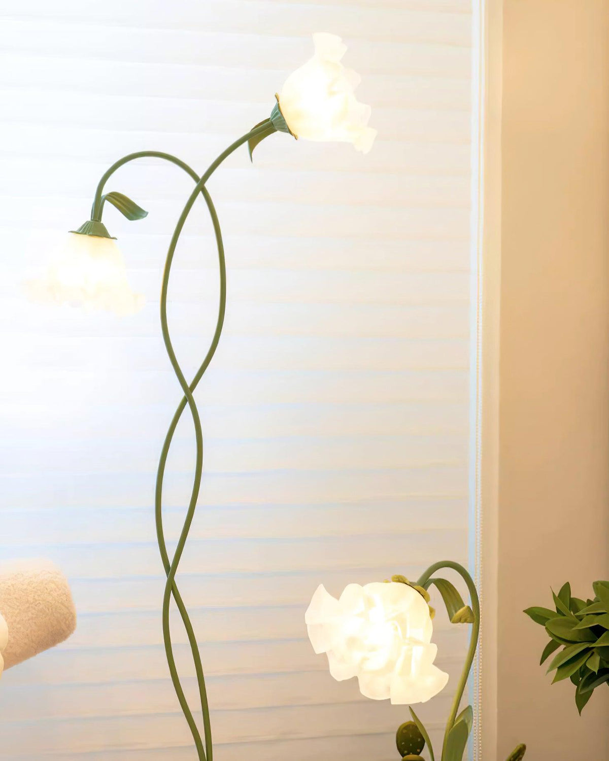 Calla lily floor lamp, green stem white shades - socket detail