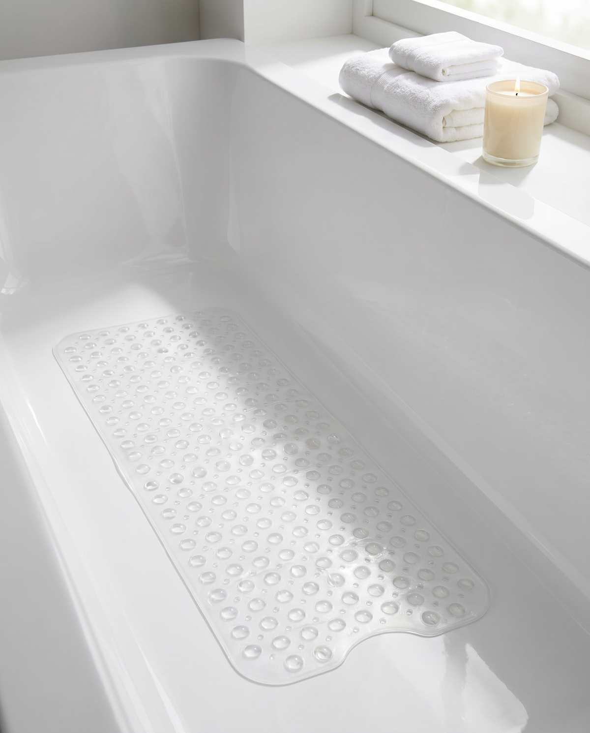 Onda Sicura clear bath mat with suction cups in a white tub