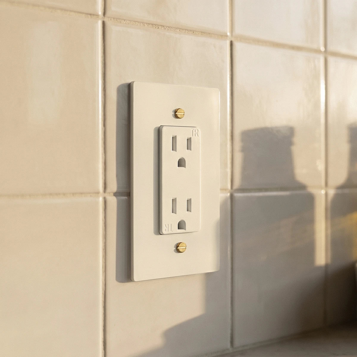 Solid Brass Wall Outlet USB-C GFCI – 7 Finishes | Qonforta