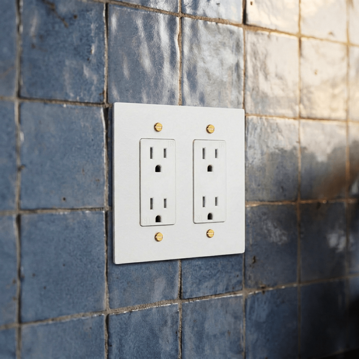 Solid Brass Wall Outlet USB-C GFCI – 7 Finishes | Qonforta