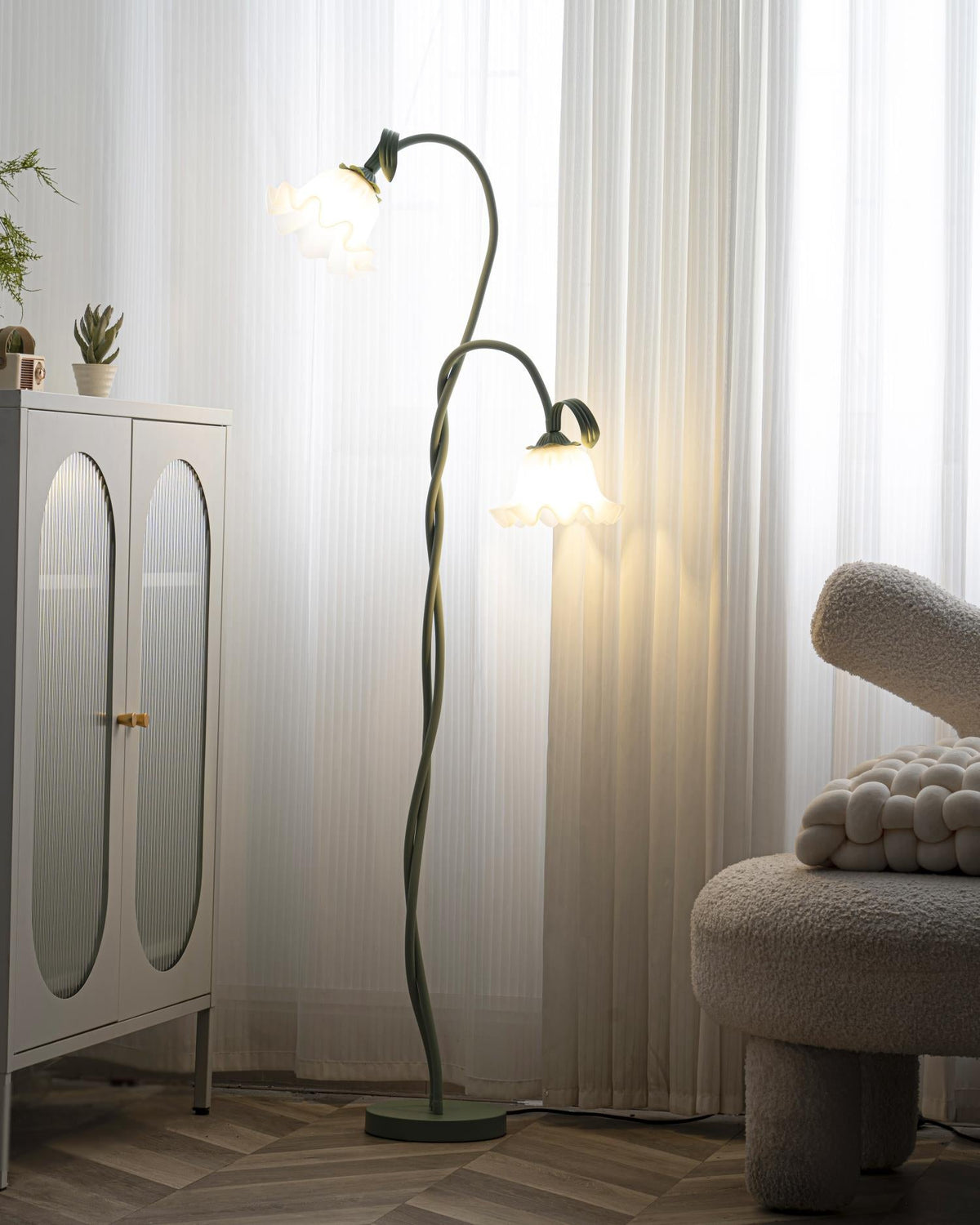 Calla lily floor lamp, green stem white shades - joint detail, warm light
