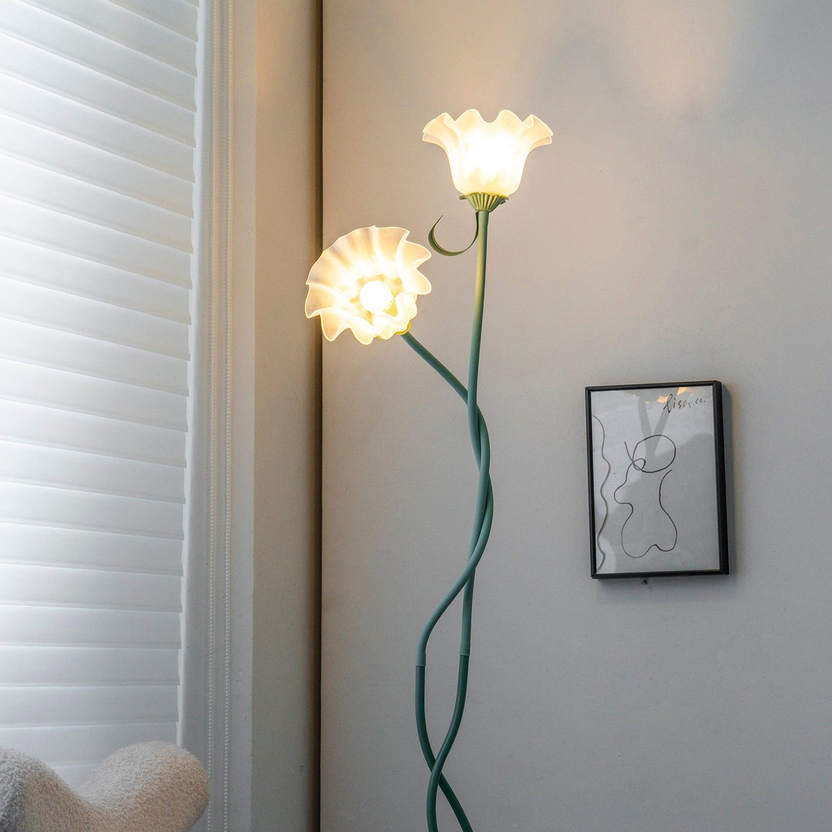 Calla lily floor lamp, green stem white shades - material texture close up
