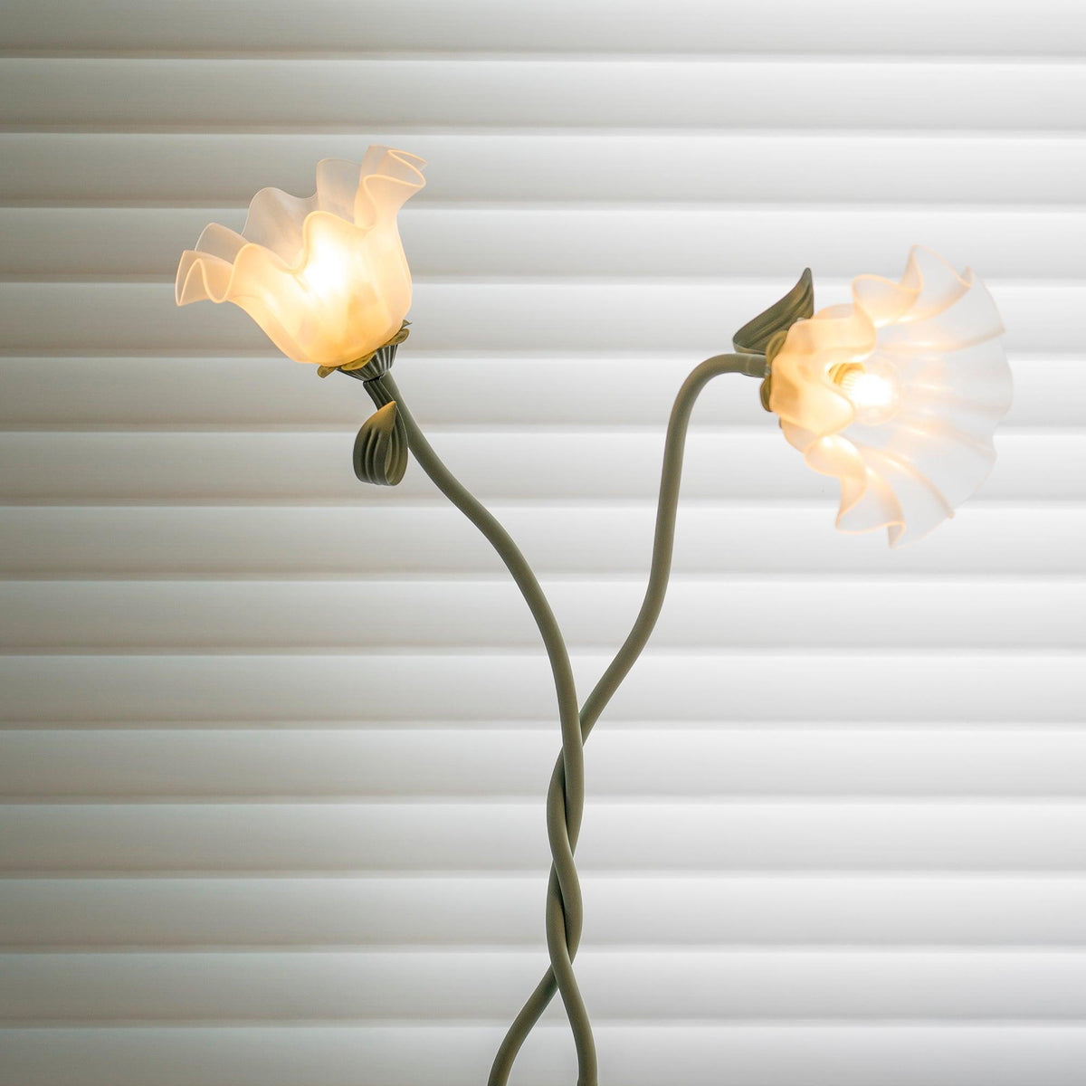 Calla lily floor lamp, green stem white shades - joint detail