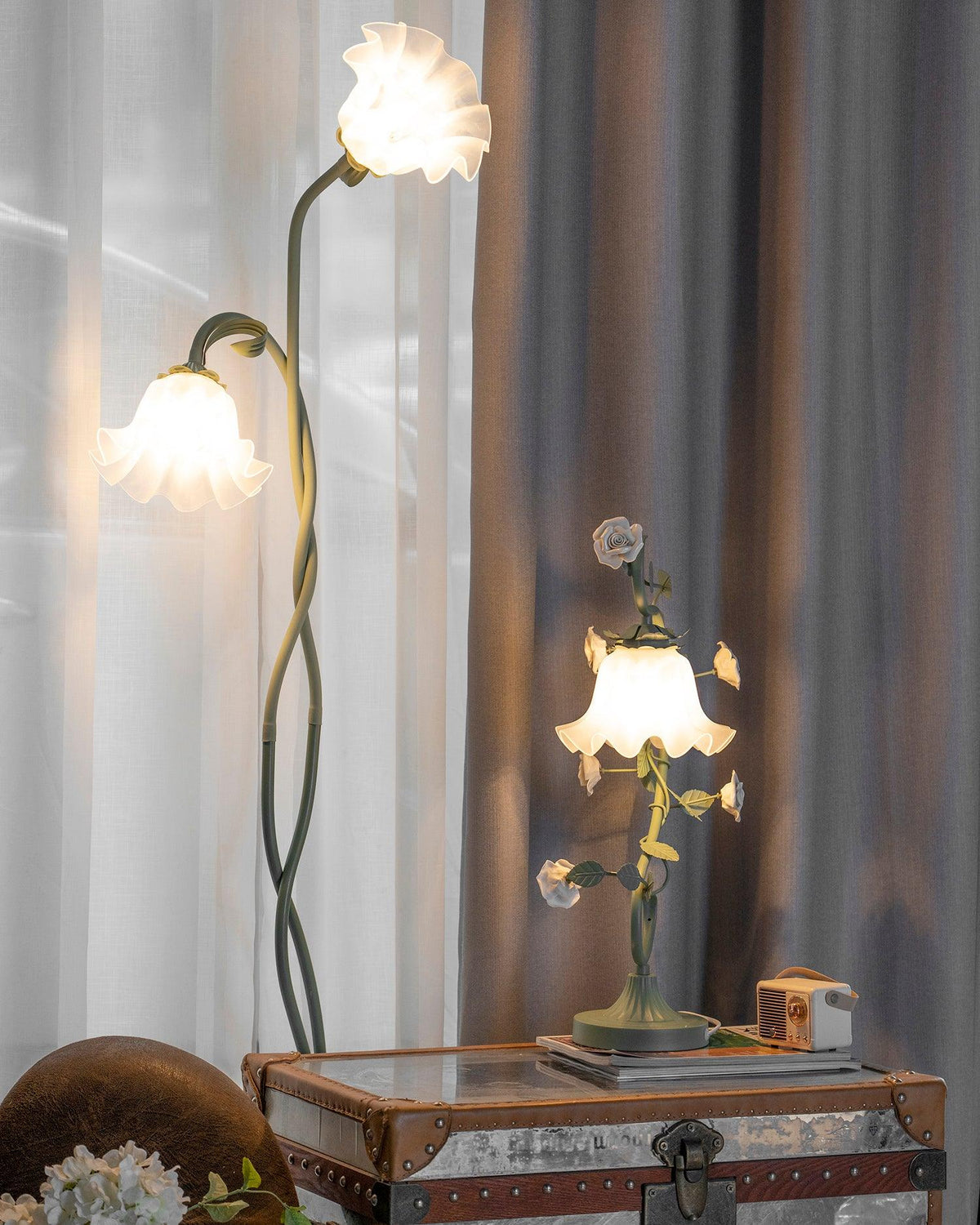 Calla lily floor lamp, green stem white shades - side profile