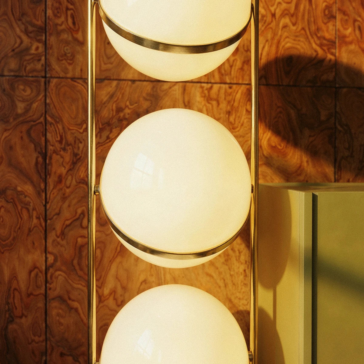 Steel Tiered Floor Lamp LED – Silver, Brass, Vintage | Qonforta