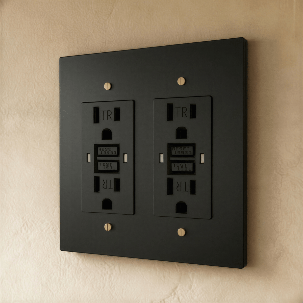 Solid Brass Wall Outlet USB-C GFCI – 7 Finishes | Qonforta