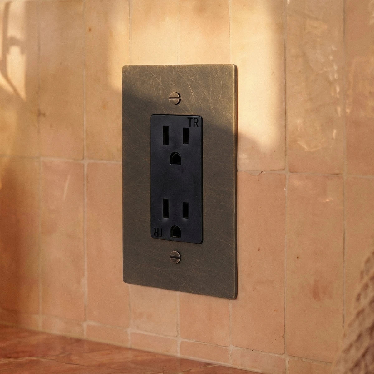 Solid Brass Wall Outlet USB-C GFCI – 7 Finishes | Qonforta